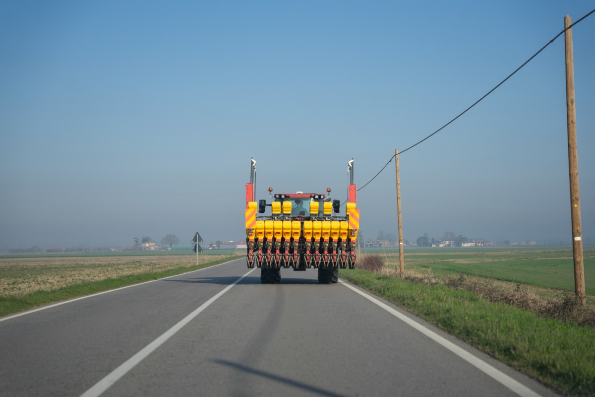La seminatrice offre ingombri di trasporto ridotti anche per i modelli con larghezza di lavoro superiori ai 6 metri